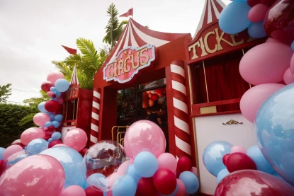 Decoração temática de Circo com cores inovadoras de balões de festa