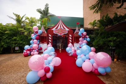 Decoração temática de Circo com cores inovadoras de balões de festa