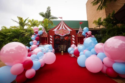 Decoração temática de Circo com cores inovadoras de balões de festa