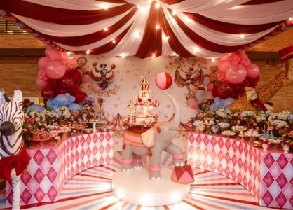 Decoração temática de Circo com cores inovadoras de balões de festa